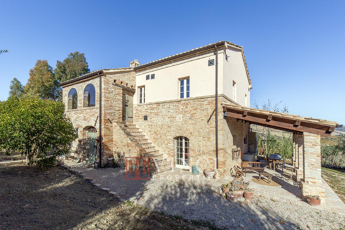 Casale Antico e Moderno