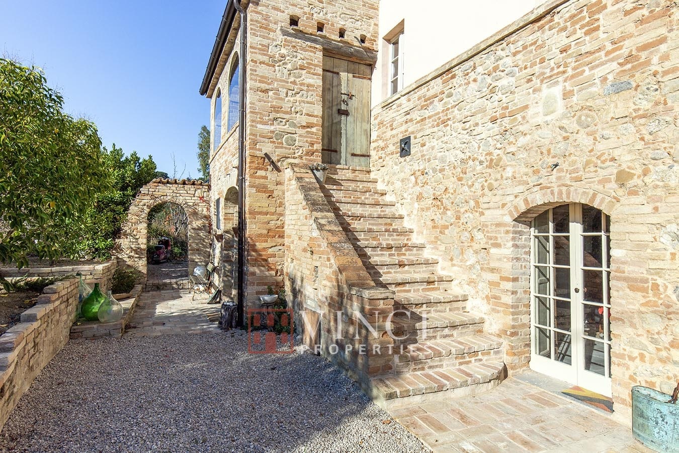 Casale Antico e Moderno